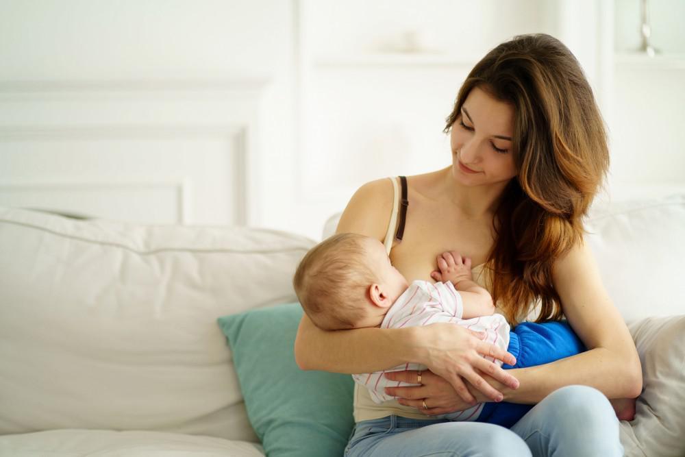 Maman allaitant son enfant