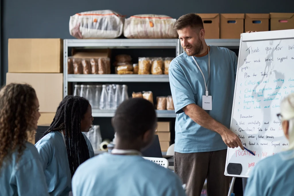 Atelier de sensibilisation en entreprise animé par un intervenant, illustrant les actions RH pour accompagner la parentalité au travail.