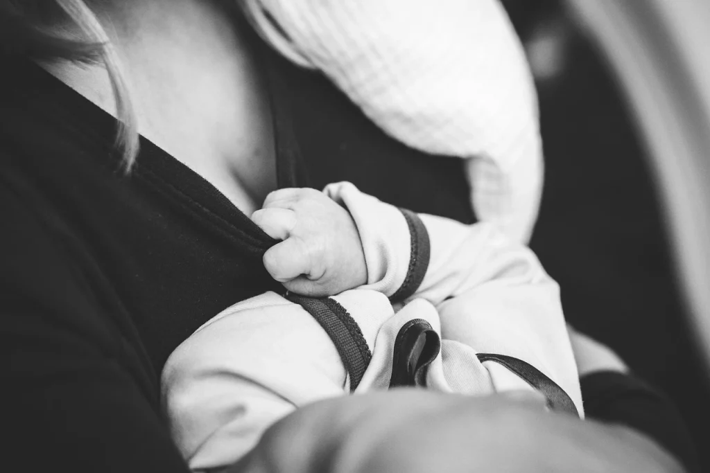 femme qui donne le sein à son bébé dans un espace public