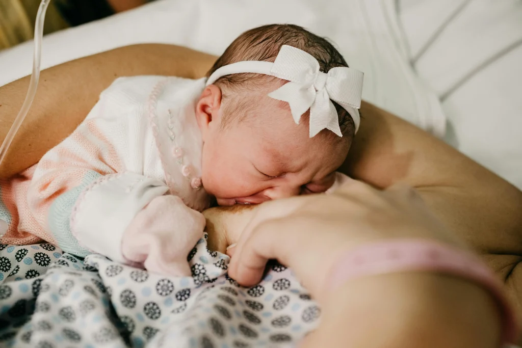 maman qui allaite son enfant à la naissance