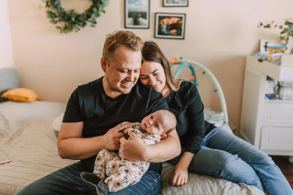 maman et papa qui profitent de bébé pendant leur congé de naissance