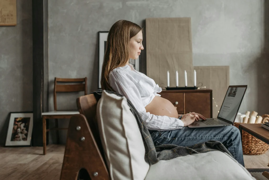 femme enceinte en télétravail