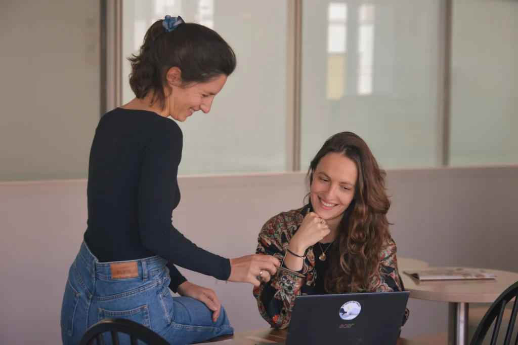 cofondatrices de pachamama solutions qui travaillent sur le fauteuil de tire-allaitement