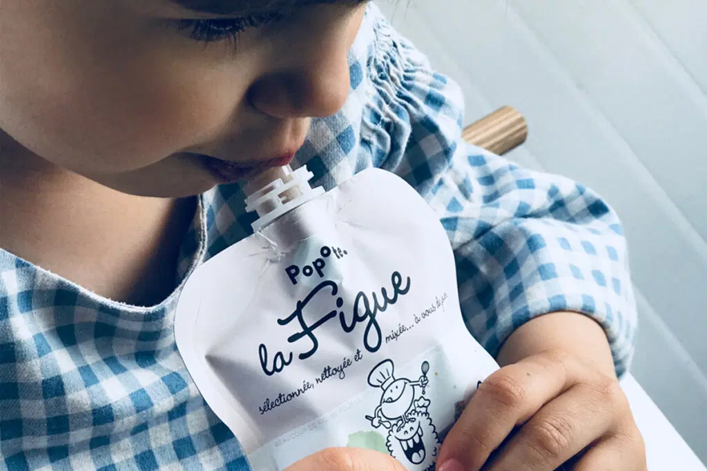bébé qui mange une compote à la figue de la marque popote pour la diversification alimentaire
