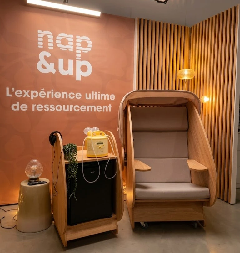 Fauteuil de tire-allaitement en entreprise équipé de son meuble d’appoint composé du matériel de tire-allaitement et d’un mini frigo 