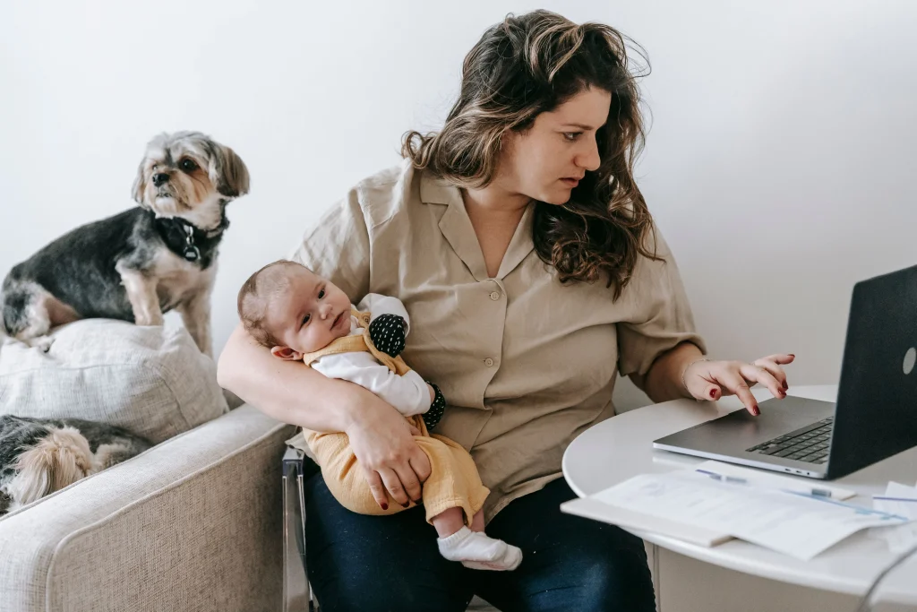 femme qui télétravail après son retour de congé maternité