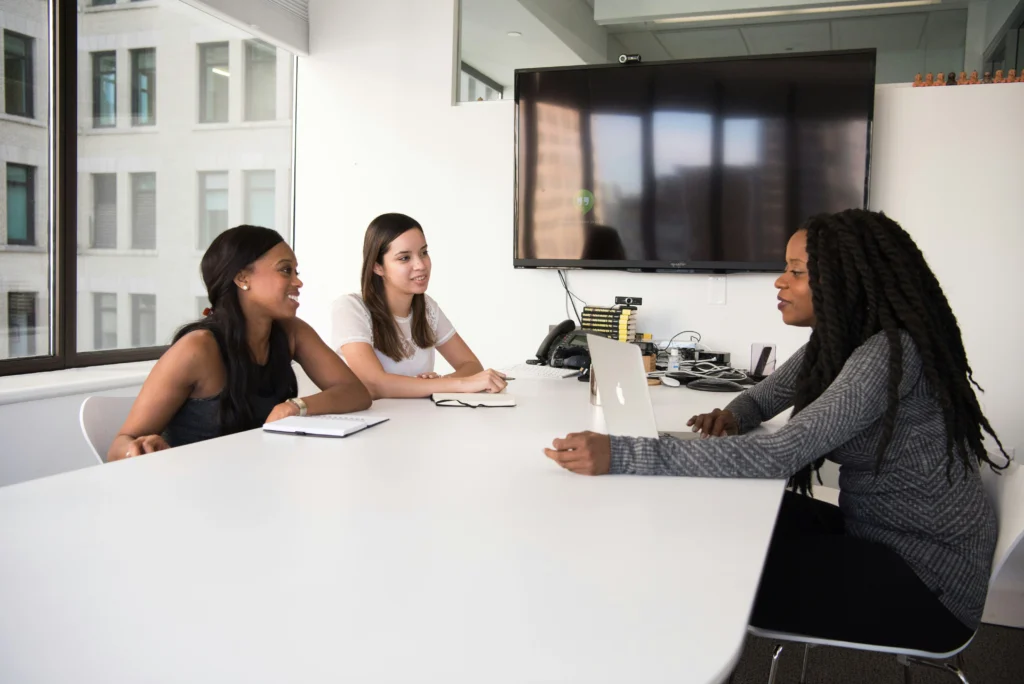 réunion RH avec quatres femmes qui discutent autour d'une table dans un openspace